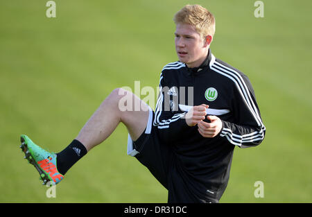 Wolfsburg, Deutschland. 18. Januar 2014. Neuanschaffung des VFL Wolfsburg, Kevin de Bruyne, trainiert auf dem Trainingsgelände der Volkswagen-Arena in Wolfsburg, Deutschland, 18. Januar 2014. Foto: Peter Steffen/Dpa/Alamy Live News Stockfoto