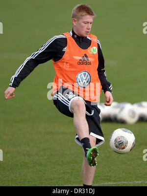 Wolfsburg, Deutschland. 18. Januar 2014. Neuanschaffung des VFL Wolfsburg, Kevin de Bruyne, trainiert auf dem Trainingsgelände der Volkswagen-Arena in Wolfsburg, Deutschland, 18. Januar 2014. Foto: Peter Steffen/Dpa/Alamy Live News Stockfoto