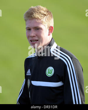 Wolfsburg, Deutschland. 18. Januar 2014. Neuanschaffung des VFL Wolfsburg, Kevin de Bruyne, trainiert auf dem Trainingsgelände der Volkswagen-Arena in Wolfsburg, Deutschland, 18. Januar 2014. Foto: Peter Steffen/Dpa/Alamy Live News Stockfoto