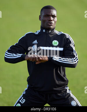 Wolfsburg, Deutschland. 18. Januar 2014. Neuanschaffung des VFL Wolfsburg, Junior Malanda auf das Trainingsgelände der Volkswagen-Arena in Wolfsburg, Deutschland, 18. Januar 2014. Foto: Peter Steffen/Dpa/Alamy Live News Stockfoto