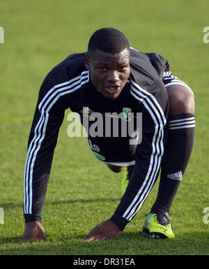 Wolfsburg, Deutschland. 18. Januar 2014. Neuanschaffung des VFL Wolfsburg, Junior Malanda auf das Trainingsgelände der Volkswagen-Arena in Wolfsburg, Deutschland, 18. Januar 2014. Foto: Peter Steffen/Dpa/Alamy Live News Stockfoto