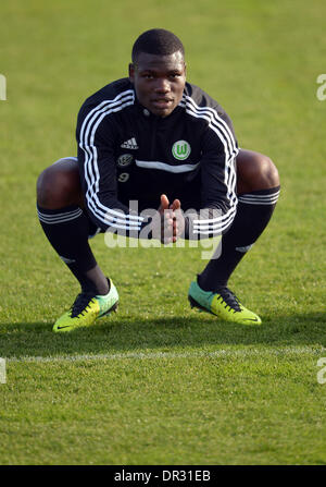 Wolfsburg, Deutschland. 18. Januar 2014. Neuanschaffung des VFL Wolfsburg, Junior Malanda auf das Trainingsgelände der Volkswagen-Arena in Wolfsburg, Deutschland, 18. Januar 2014. Foto: Peter Steffen/Dpa/Alamy Live News Stockfoto