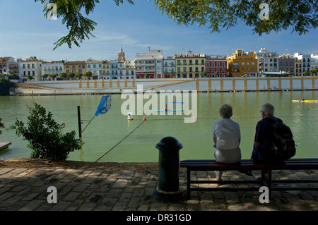 Des Flusses Guadalquivir, Triana Viertel und Touristen, Sevilla, Region von Andalusien, Spanien, Europa Stockfoto