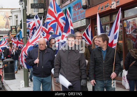 London, UK. 18. Januar 2014.  "Patriot" Gruppe Britain First März von Cricklewood Station, wie sie im Norden Londons gegen die Gründung eines Büros von Ägyptens zu demonstrieren verboten Muslim-Bruderschaft. Bildnachweis: Paul Davey/Alamy Live-Nachrichten Stockfoto