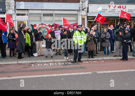 London, UK. 18. Januar 2014.  Anti-faschistische Zähler Demonstranten überwiegen Sie Anhänger der "Patriot" Gruppe Britain First wie in Cricklewood, North London gegen die Gründung eines Büros von verbotenen Muslimbruderschaft in Ägypten nachweisen. Bildnachweis: Paul Davey/Alamy Live-Nachrichten Stockfoto