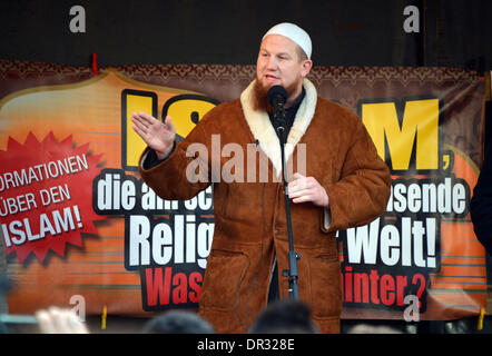 Pforzheim, Deutschland. 18. Januar 2014. Ultra-konservative Prediger Pierre Vogel spricht auf einer Kundgebung auf dem Marktplatz in Pforzheim, Germany, Deutschland, 18. Januar 2014. Anhänger der Salafiyya-Bewegung haben dort zu einer Kundgebung versammelt. Polizei sicherte sich der Marktplatz. Foto: ULI DECK/Dpa/Alamy Live-Nachrichten Stockfoto