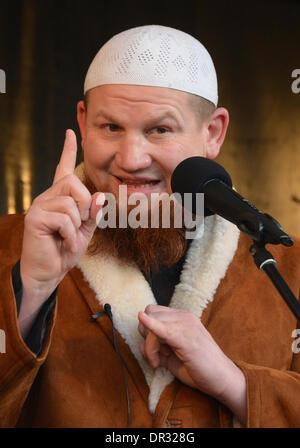 Pforzheim, Deutschland. 18. Januar 2014. Ultra-konservative Prediger Pierre Vogel spricht auf einer Kundgebung auf dem Marktplatz in Pforzheim, Germany, Deutschland, 18. Januar 2014. Anhänger der Salafiyya-Bewegung haben dort zu einer Kundgebung versammelt. Polizei sicherte sich der Marktplatz. Foto: ULI DECK/Dpa/Alamy Live-Nachrichten Stockfoto