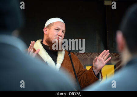 Pforzheim, Deutschland. 18. Januar 2014. Ultra-konservative Prediger Pierre Vogel spricht auf einer Kundgebung auf dem Marktplatz in Pforzheim, Germany, Deutschland, 18. Januar 2014. Anhänger der Salafiyya-Bewegung haben dort zu einer Kundgebung versammelt. Polizei sicherte sich der Marktplatz. Foto: ULI DECK/Dpa/Alamy Live-Nachrichten Stockfoto