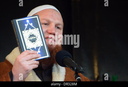 Pforzheim, Deutschland. 18. Januar 2014. Ultra-konservative Prediger Pierre Vogel spricht auf einer Kundgebung auf dem Marktplatz in Pforzheim, Germany, Deutschland, 18. Januar 2014. Anhänger der Salafiyya-Bewegung haben dort zu einer Kundgebung versammelt. Polizei sicherte sich der Marktplatz. Foto: ULI DECK/Dpa/Alamy Live-Nachrichten Stockfoto