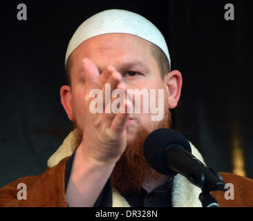 Pforzheim, Deutschland. 18. Januar 2014. Ultra-konservative Prediger Pierre Vogel spricht auf einer Kundgebung auf dem Marktplatz in Pforzheim, Germany, Deutschland, 18. Januar 2014. Anhänger der Salafiyya-Bewegung haben dort zu einer Kundgebung versammelt. Polizei sicherte sich der Marktplatz. Foto: ULI DECK/Dpa/Alamy Live-Nachrichten Stockfoto