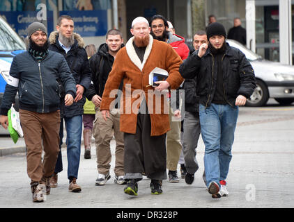 Pforzheim, Deutschland. 18. Januar 2014. Ultra-konservative Prediger Pierre Vogel (C9 kommt bei einer Kundgebung auf dem Marktplatz in Pforzheim, Germany, Deutschland, 18. Januar 2014. Anhänger der Salafiyya-Bewegung haben dort zu einer Kundgebung versammelt. Polizei sicherte sich der Marktplatz. Foto: ULI DECK/Dpa/Alamy Live-Nachrichten Stockfoto