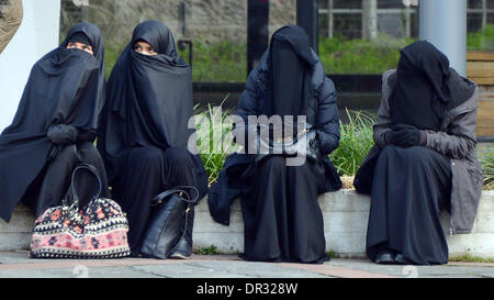 Pforzheim, Deutschland. 18. Januar 2014. Verschleierte Frauen an eine Kundgebung der islamistische Prediger Pierre Vogel auf dem Marktplatz in Pforzheim, Germany, Deutschland, 18. Januar 2014 teilnehmen. Anhänger der Salafiyya-Bewegung haben dort zu einer Kundgebung versammelt. Polizei sicherte sich der Marktplatz. Foto: ULI DECK/Dpa/Alamy Live-Nachrichten Stockfoto