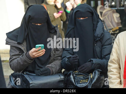 Pforzheim, Deutschland. 18. Januar 2014. Verschleierte Frauen an eine Kundgebung der islamistische Prediger Pierre Vogel auf dem Marktplatz in Pforzheim, Germany, Deutschland, 18. Januar 2014 teilnehmen. Anhänger der Salafiyya-Bewegung haben dort zu einer Kundgebung versammelt. Polizei sicherte sich der Marktplatz. Foto: ULI DECK/Dpa/Alamy Live-Nachrichten Stockfoto