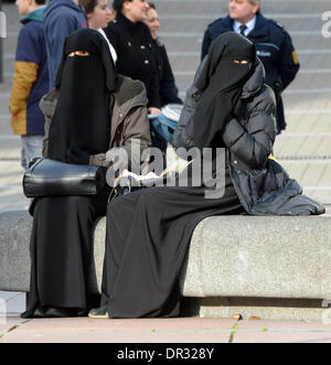 Pforzheim, Deutschland. 18. Januar 2014. Verschleierte Frauen an eine Kundgebung der islamistische Prediger Pierre Vogel auf dem Marktplatz in Pforzheim, Germany, Deutschland, 18. Januar 2014 teilnehmen. Anhänger der Salafiyya-Bewegung haben dort zu einer Kundgebung versammelt. Polizei sicherte sich der Marktplatz. Foto: ULI DECK/Dpa/Alamy Live-Nachrichten Stockfoto