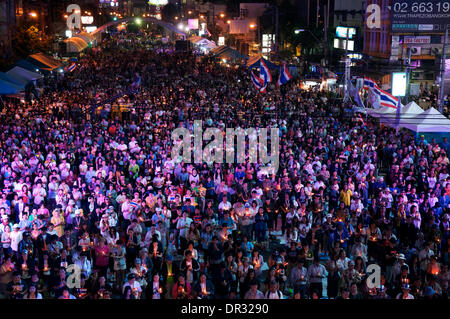 Bangkok, Thailand. 18. Januar 2014. Nach einem tödlichen Bombenangriff am Freitag in Bangkok gingen zehntausende von Demonstranten auf die Straße zu verlangen, den Rücktritt von Ministerpräsident Thailands Yingluck Shinawatra. Eine Kerzenlicht-Mahnwache w / ein großes Publikum zeigen die Menschheit an der Kreuzung der Straßen & Sukhumvit Asok in Ehren Prakong Chuchan, die Demonstranten, die bei dem Bombenangriff am Freitag gestorben.  "Shutdown Bangkok" ist durch das Volk demokratische Reform Committee (Separatistischen) organisiert. Bildnachweis: Kraig Lieb / Alamy Live News Stockfoto