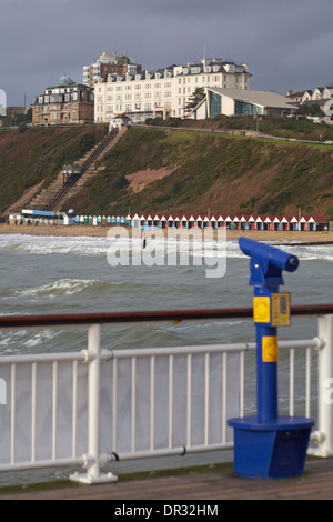 Blick vom Bournemouth Pier an einem stürmischen Tag am Strand und vom Marriott Highcliff Hotel in Bournemouth, Dorset, Großbritannien im Januar Stockfoto