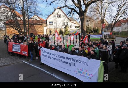 Kirchheim, Deutschland. 18. Januar 2014. Demonstranten demonstrieren gegen Rechtsextremismus vor dem lokal der Bundespartei Konferenz der rechtsextremen nationale demokratische Partei von Deutschland (NPD) in Kirchheim, Deutschland, 18. Januar 2014. Foto: JENS-ULRICH KOCH/Dpa/Alamy Live News Stockfoto