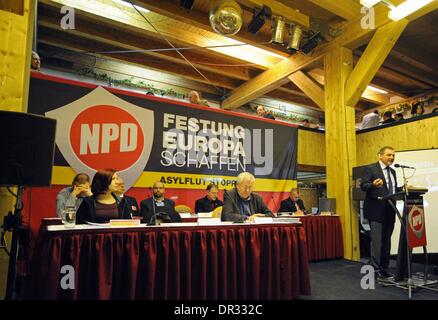 Kirchheim, Deutschland. 18. Januar 2014. Temporäre Bundesvorsitzender der NPD, Udo Pastoers (R), spricht auf der Konferenz der Bundespartei der rechtsextremen nationale demokratische Partei von Deutschland (NPD) in Kirchheim, Deutschland, 18. Januar 2014. Foto: JENS-ULRICH KOCH/Dpa/Alamy Live News Stockfoto