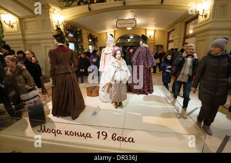 Sammlung von Russland 19. Jahrhundert Mode in Moskau GUM Store gezeigt. Mode der 50er Jahre des letzten Jahrhunderts Stockfoto