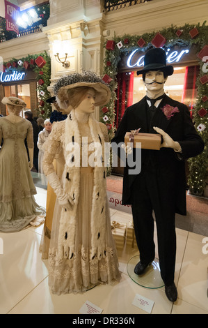 Russische Mode des 19. Jahrhunderts ist auf dem Display in Moskau GUM store Stockfoto