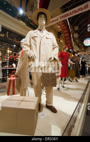 Schaufensterpuppe, gekleidet in sowjetischen Verschleiß ist auf dem Display in Moskau GUM store Stockfoto