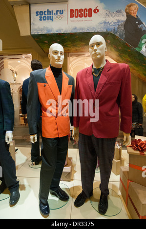 Russische coole junge Männer rosa Jacken in neunziger Jahre letzten Jahrhunderts trugen. Russischen Mode wird in Moskau GUM speichern Stockfoto