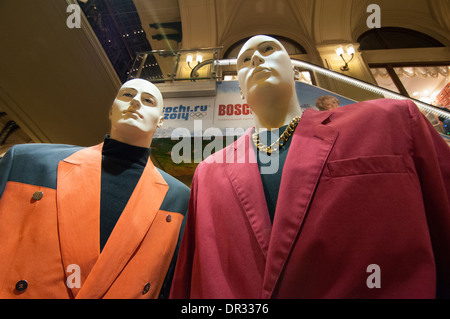 Russische coole junge Männer rosa Jacken in neunziger Jahre letzten Jahrhunderts trugen. Russischen Mode wird in Moskau GUM speichern Stockfoto