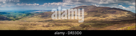 Panorama von der nördlichen Seite der Niere Tal, Comeragh Mountains, Grafschaft Waterford, Irland die Galty Mountains im Abstand Stockfoto