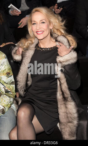 Berlin, Deutschland. 18. Januar 2014. US-Model Jerry Hall besucht eine Modenschau der deutschen Kette Mode Kaufhäuser Peek & Cloppenburg (P & C) während der Mercedes-Benz Fashion Week in Berlin, Germany, Deutschland, 18. Januar 2014. Kreationen aus der Herbst-/Winterkollektion 2014/15 werden bei der Berlin Fashion Week präsentiert. Foto: Jörg Carstensen/Dpa/Alamy Live News Stockfoto