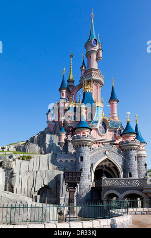 Sleeping Beauty Castle in Disneyland Paris, Eurodisney, mit blauem Himmel als Hintergrund Stockfoto