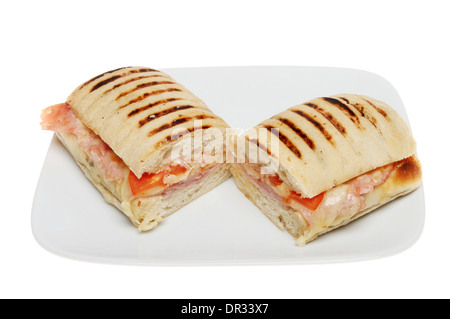 Schinken, Tomaten und Käse überbacken isoliert Panini auf einer Platte gegen weiß Stockfoto