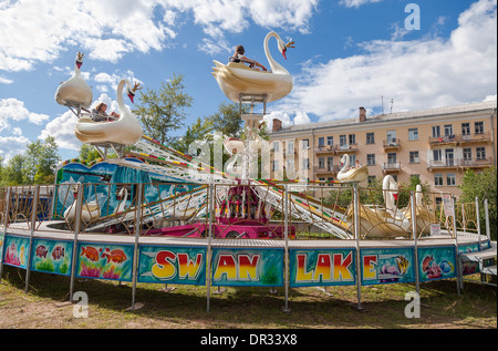 BOROWITSCHI, Russland - 17. August 2013: Mobile Fahrgeschäften im sonnigen Sommertag Stockfoto