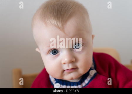 Porträt eines sechs Monate alten Baby boy in die Kamera schaut neugierig Stockfoto