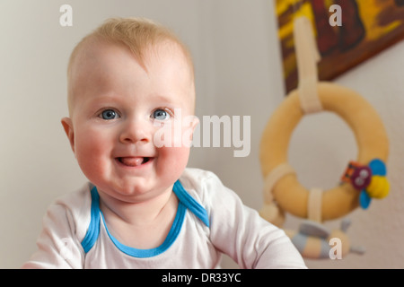 Porträt eines sechs Monate alten Baby boy in die Kamera schaut neugierig Stockfoto