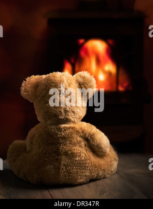 Teddybär wärmte sich am Feuer Stockfoto