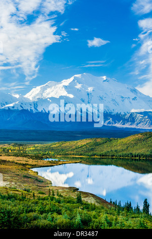 Die Nordwand des Denali (ehemals Mt. McKinley) gesehen von einer Kante über Wunder See. Denali National Park, Alaska. Stockfoto