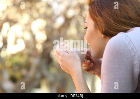 Wellness-Konzept einer entspannten Frau hält eine Tasse Kaffee im freien Stockfoto