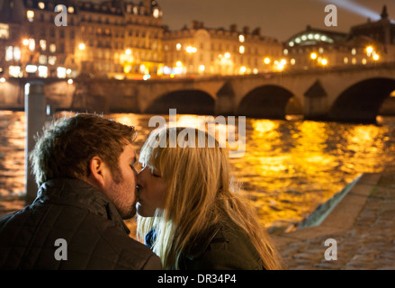 Paar küssen in Paris am Fluss Stockfoto