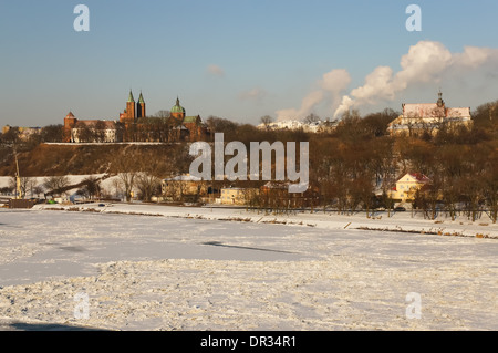 Gefrorene Weichsel in Plock in Polen. Anzeigen von Plock Kathedrale und Tum Hill, (wzgórze Tumskie). Stockfoto