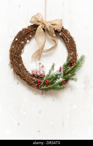 Winter-Girlande von Tür mit fallendem Schnee hängen Stockfoto