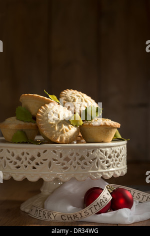 Festliche hausgemachte Hackfleisch-Kuchen für Weihnachten auf Kuchen stehen Stockfoto