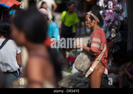 Ein Hanunoo Mangyan Mann auf einem Mangyan-Markt in der Nähe von Mansalay, Oriental Mindoro, Philippinen. Stockfoto