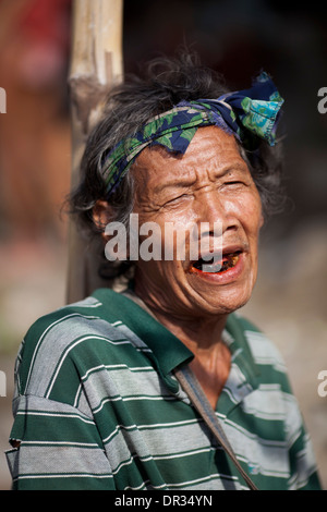 Ein Hanunoo Mangyan Mann auf einem Mangyan-Markt in der Nähe von Mansalay, Oriental Mindoro, Philippinen. Stockfoto