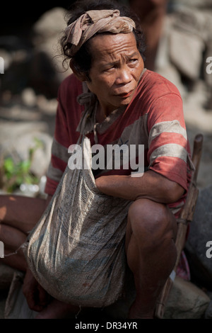 Ein Hanunoo Mangyan Mann auf einem Mangyan-Markt in der Nähe von Mansalay, Oriental Mindoro, Philippinen. Stockfoto