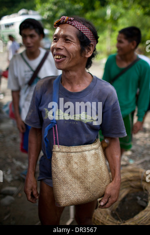 Ein Hanunoo Mangyan Mann auf einem Mangyan-Markt in der Nähe von Mansalay, Oriental Mindoro, Philippinen. Stockfoto