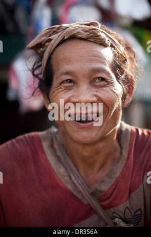 Ein Hanunoo Mangyan Mann auf einem Mangyan-Markt in der Nähe von Mansalay, Oriental Mindoro, Philippinen. Stockfoto