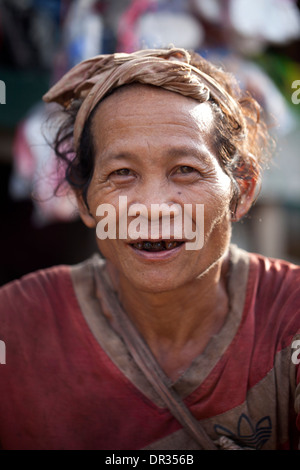 Ein Hanunoo Mangyan Mann auf einem Mangyan-Markt in der Nähe von Mansalay, Oriental Mindoro, Philippinen. Stockfoto