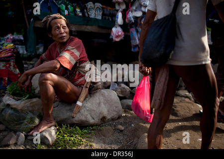 Ein Hanunoo Mangyan Mann auf einem Mangyan-Markt in der Nähe von Mansalay, Oriental Mindoro, Philippinen. Stockfoto