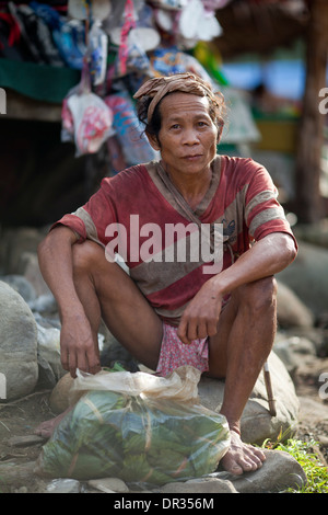 Ein Hanunoo Mangyan Mann auf einem Mangyan-Markt in der Nähe von Mansalay, Oriental Mindoro, Philippinen. Stockfoto