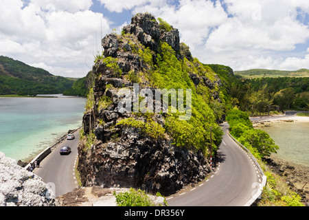 Maconde in der Nähe der Baie Du Cap kurvenreichen Straßen auf Meereshöhe und ein hoher Aussichtsturm post, Mauritius. Stockfoto